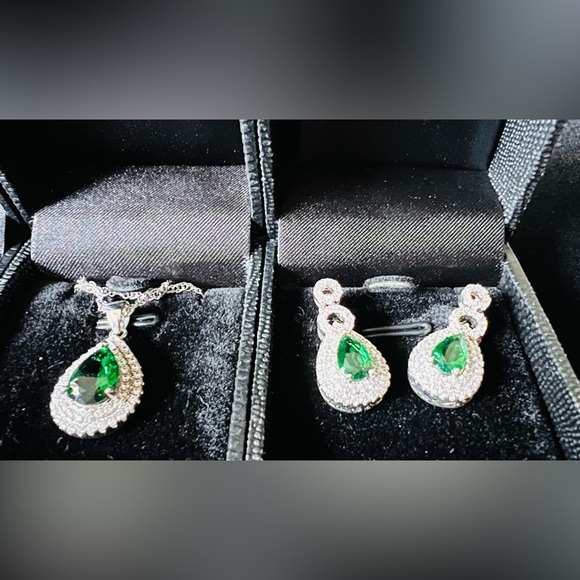 Gold Coast Platinum Plated Emulator Diamond & Emerald Necklace & Earring Set - Picture 6 of 8